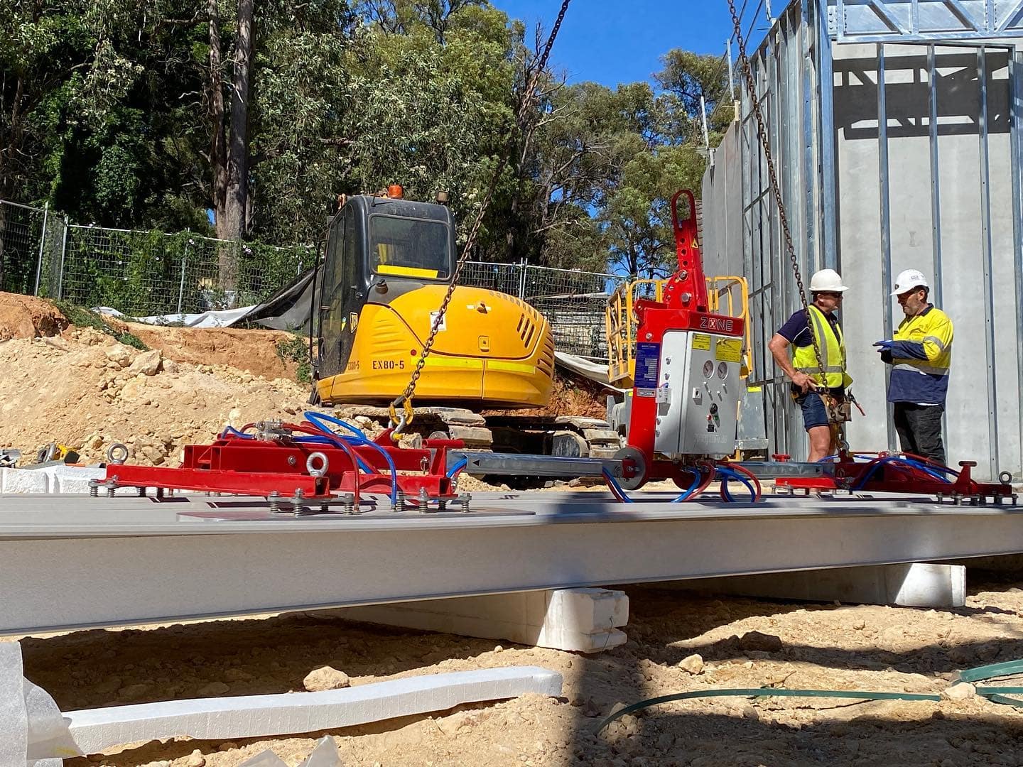KS-BN F 400 Cladding Lifter - Using the tried and tested round and oval suction pads, or the two-chamber rectangular suction pad, you can transport and install almost every standard sandwich element and many corrugated sheets.